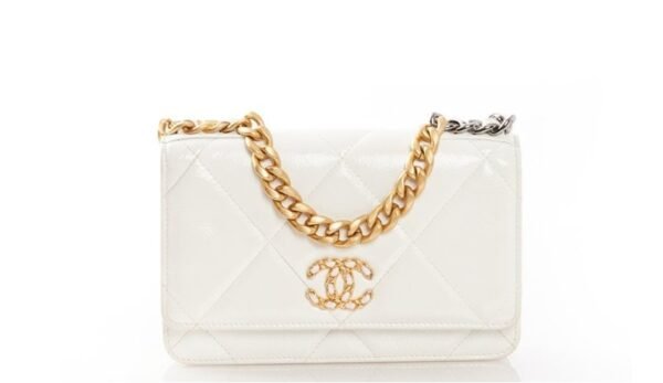 Chanel 19 Wallet on Chain White